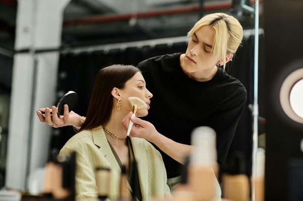 Quelles astuces pour porter des vêtements amples sans perdre en élégance ?